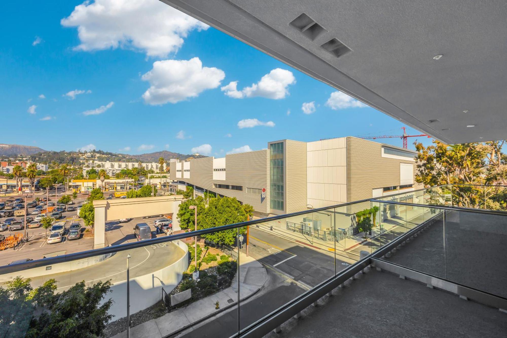 One Lux - West Hollywood Aparthotel