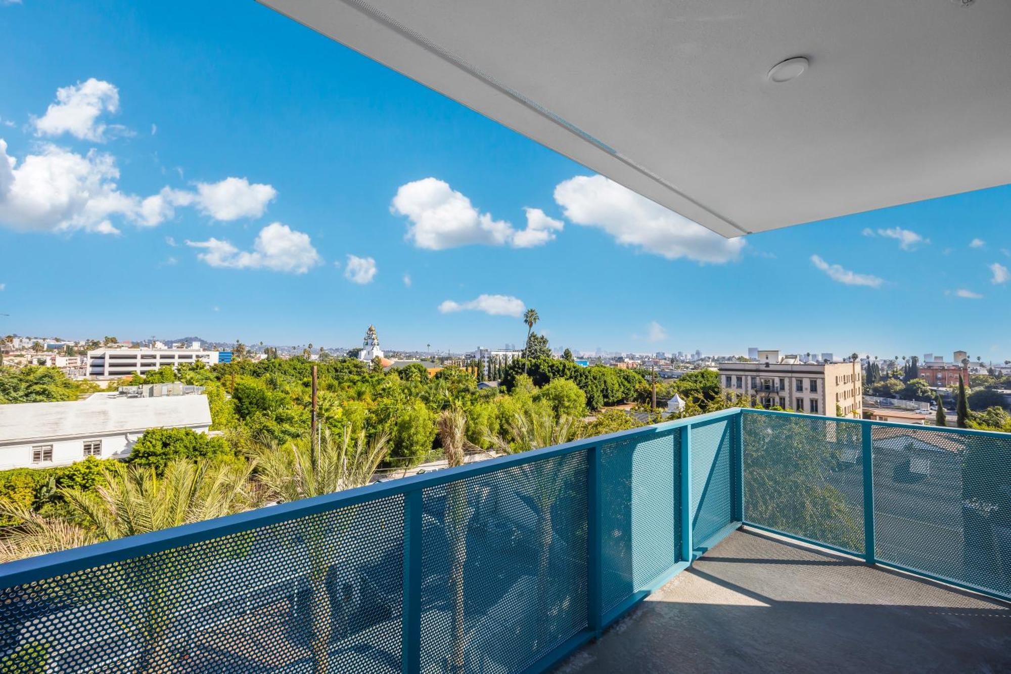 One Lux - West Hollywood Aparthotel