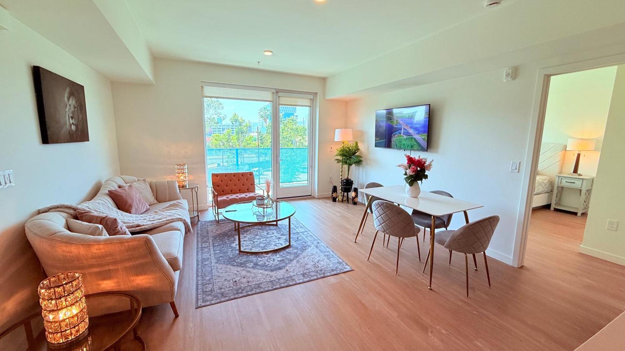 One Lux - West Hollywood Aparthotel